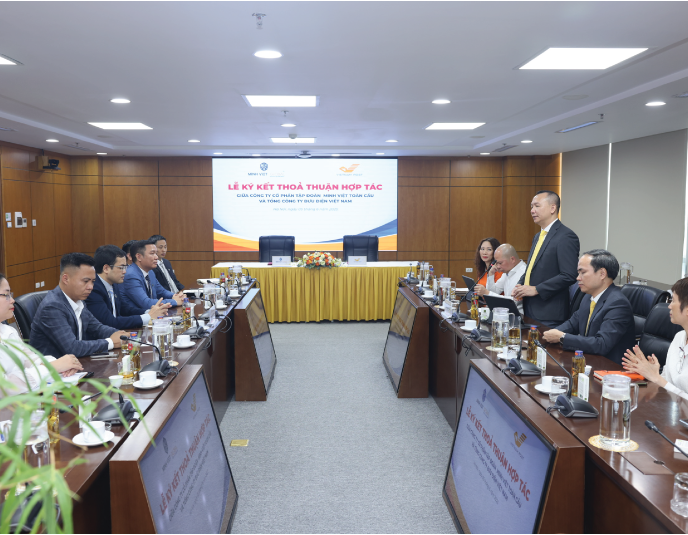 Buổi lễ kí kết thoả thuận giữa Vietnam Post và Minh Việt Global