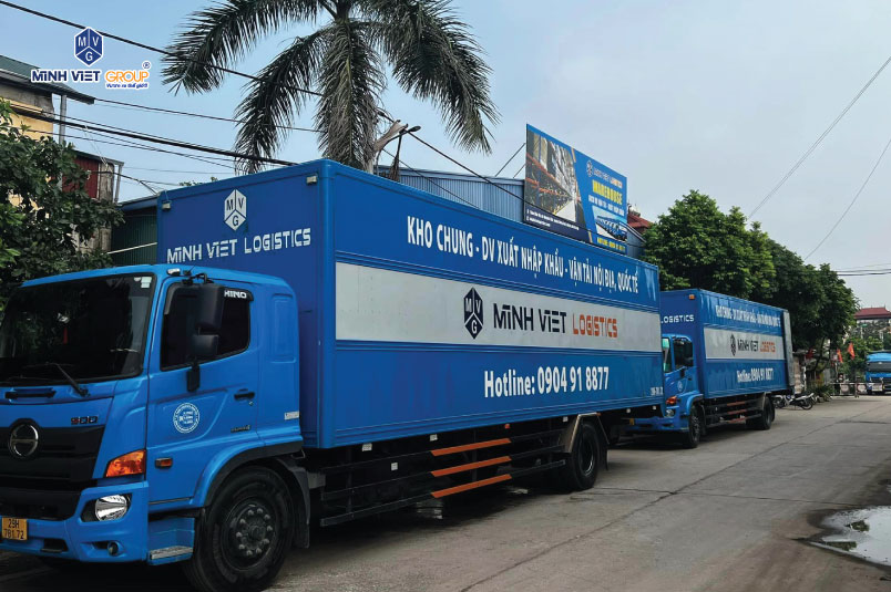 Container, xe tải đỗ tại cửa kho